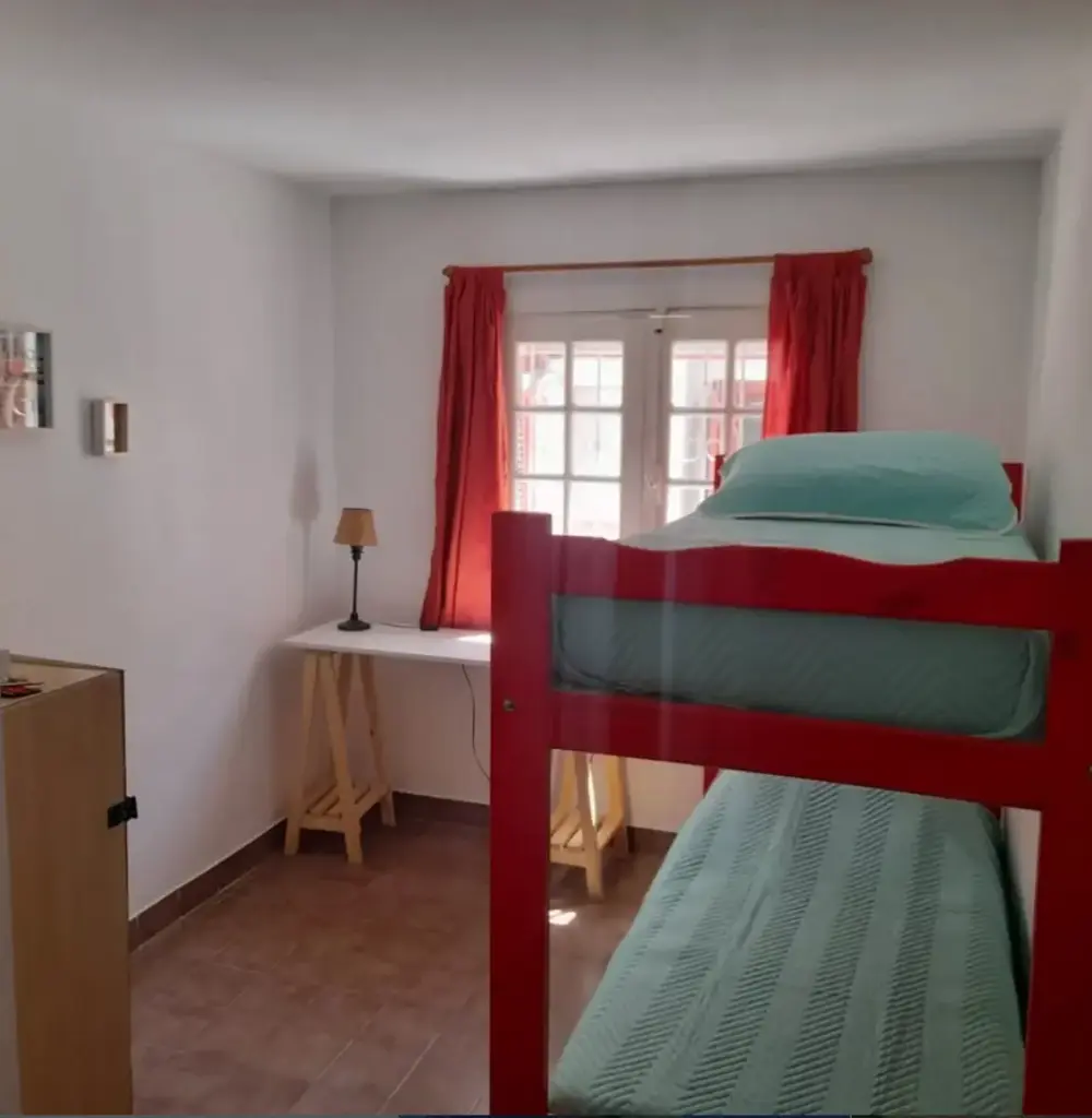 Habitación doble cama cucheta baño compartido